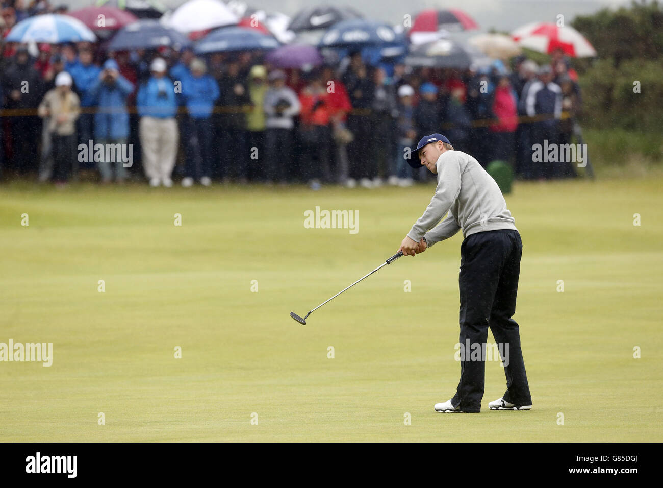 Gli spettatori guardano come Jordan Spieth puts degli Stati Uniti durante il quinto giorno dell'Open Championship 2015 a St Andrews, Fife. Foto Stock