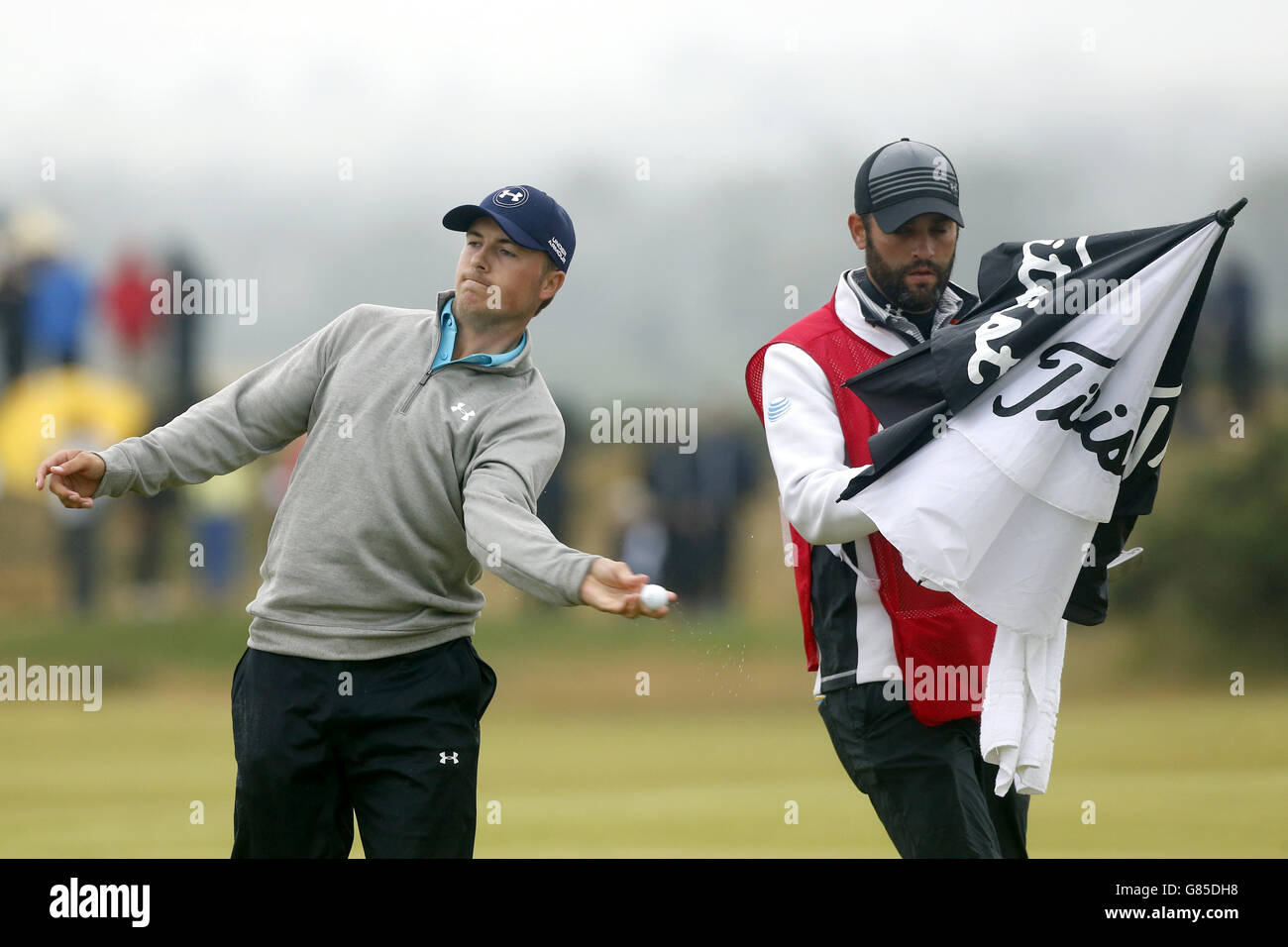 Jordan Spieth degli Stati Uniti reagisce alla sua doppia bogea sull'ottava buca durante il quinto giorno dell'Open Championship 2015 a St Andrews, Fife. Foto Stock