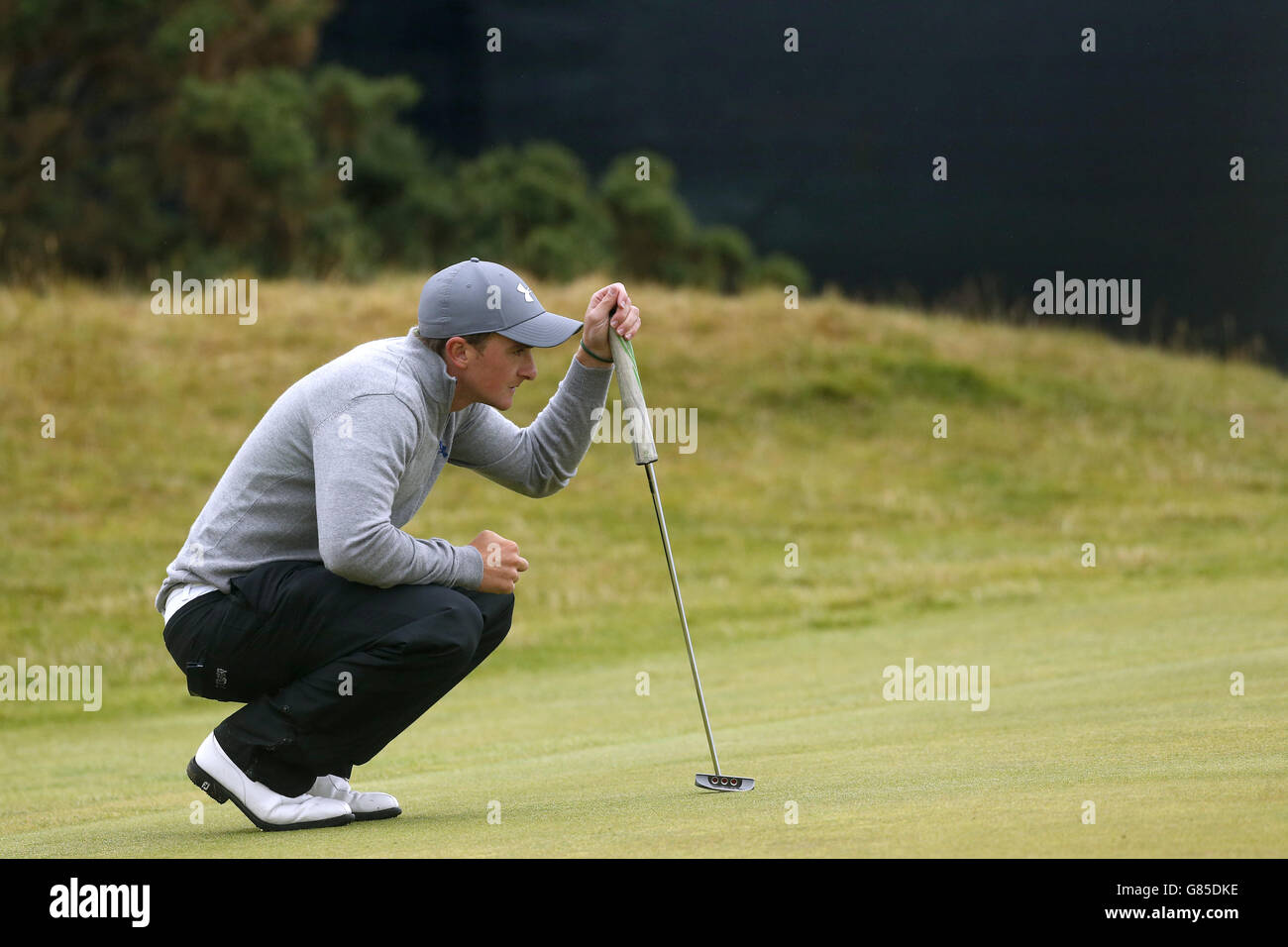 Golf - il Campionato Open 2015 - giorno cinque - St Andrews. Paul Dunne, in Irlanda, si allinea al putt durante il quinto giorno del Campionato Open 2015 a St Andrews, Fife. Foto Stock