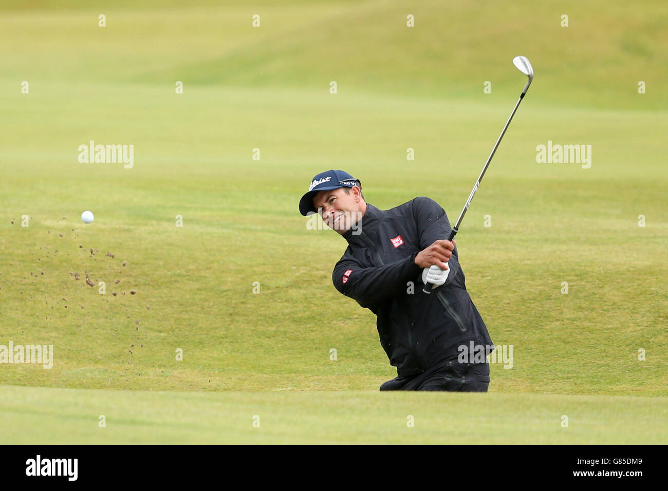 L'australiano Adam Scott gioca fuori da un bunker del fairway durante il quinto giorno dell'Open Championship 2015 a St Andrews, Fife. Foto Stock