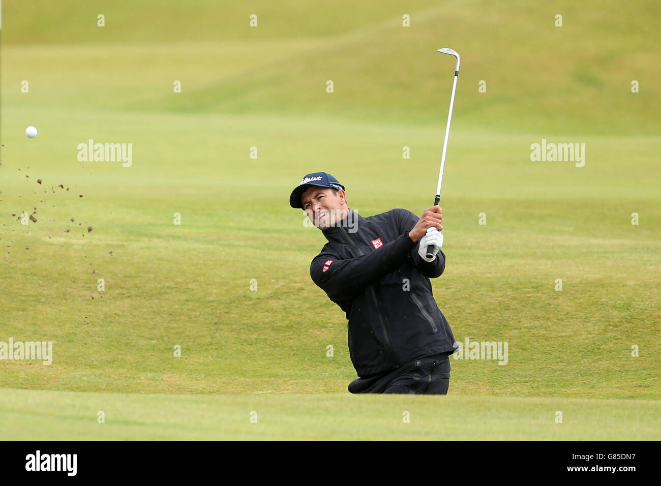 L'australiano Adam Scott gioca fuori da un bunker del fairway durante il quinto giorno dell'Open Championship 2015 a St Andrews, Fife. Foto Stock