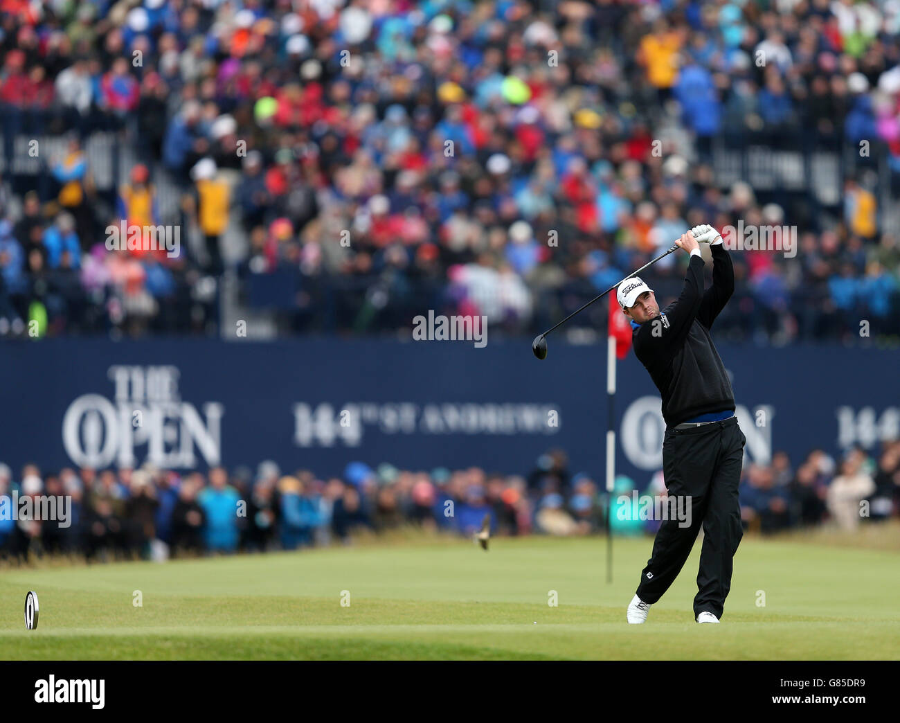 Marc Leishman australiana si tee il 18° giorno durante il quinto dell'Open Championship 2015 a St Andrews, Fife. Foto Stock