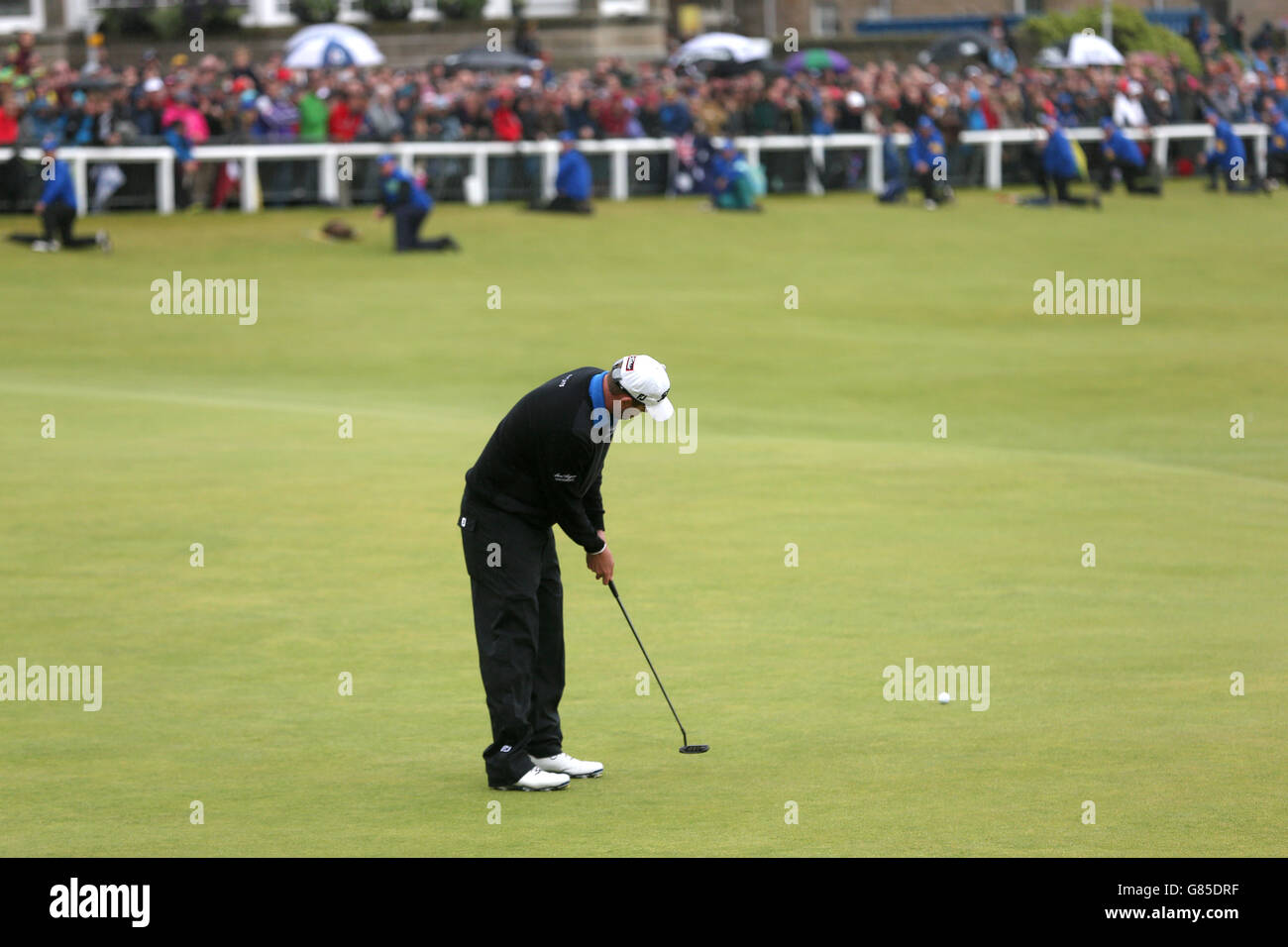 Marc Leishman australiana perde il suo putt birdie sul 18° verde durante il quinto giorno dell'Open Championship 2015 a St Andrews, Fife. Foto Stock