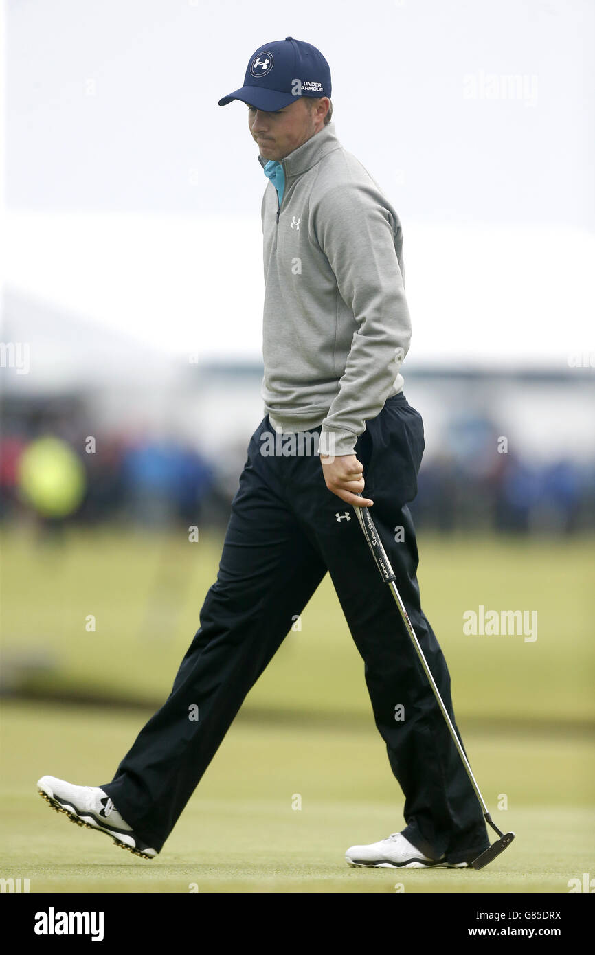 Il Jordan Spieth degli Stati Uniti mostra la sua deiezione dopo il suo bogey sulla diciassettesima buca durante il quinto giorno dell'Open Championship 2015 a St Andrews, Fife. Foto Stock