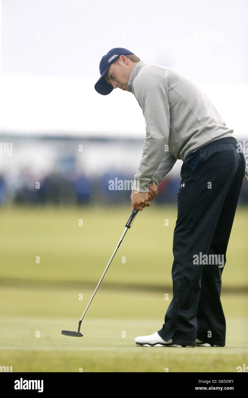 Jordan Spieth degli Stati Uniti è sulla strada per conquistare la 17° buca durante il quinto giorno dell'Open Championship 2015 a St Andrews, Fife. Foto Stock