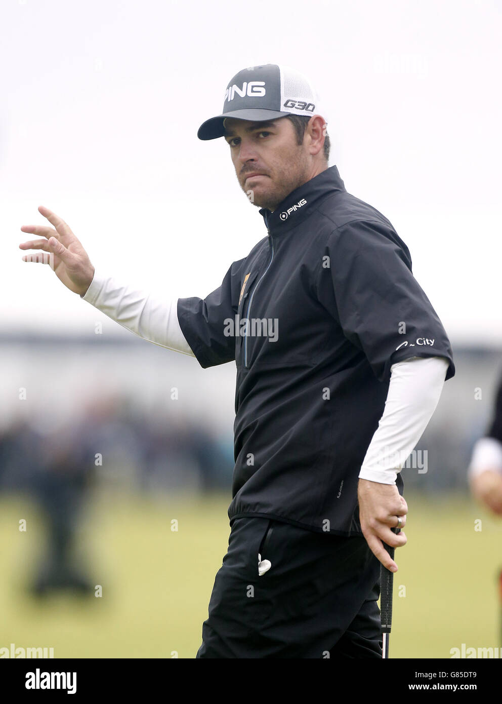 Louis Oosthuizen del Sud Africa riconosce gli applausi sulla 17° buca durante il quinto giorno dell'Open Championship 2015 a St Andrews, Fife. Foto Stock