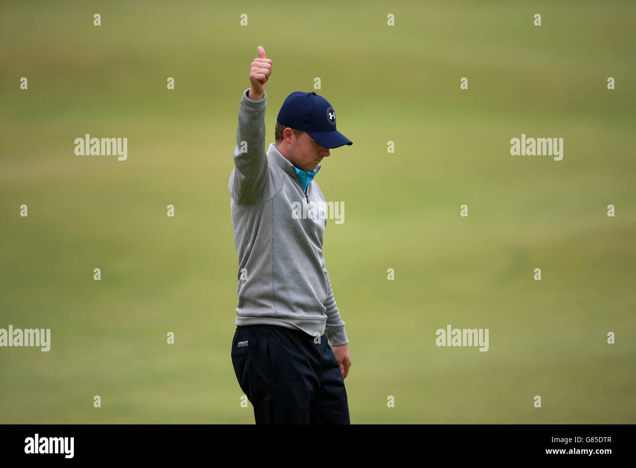 Jordan Spieth degli Stati Uniti d'America dà i pollici agli spettatori nonostante la sua deiezione il 18, durante il quinto giorno del Campionato Open 2015 a St Andrews, Fife. Foto Stock