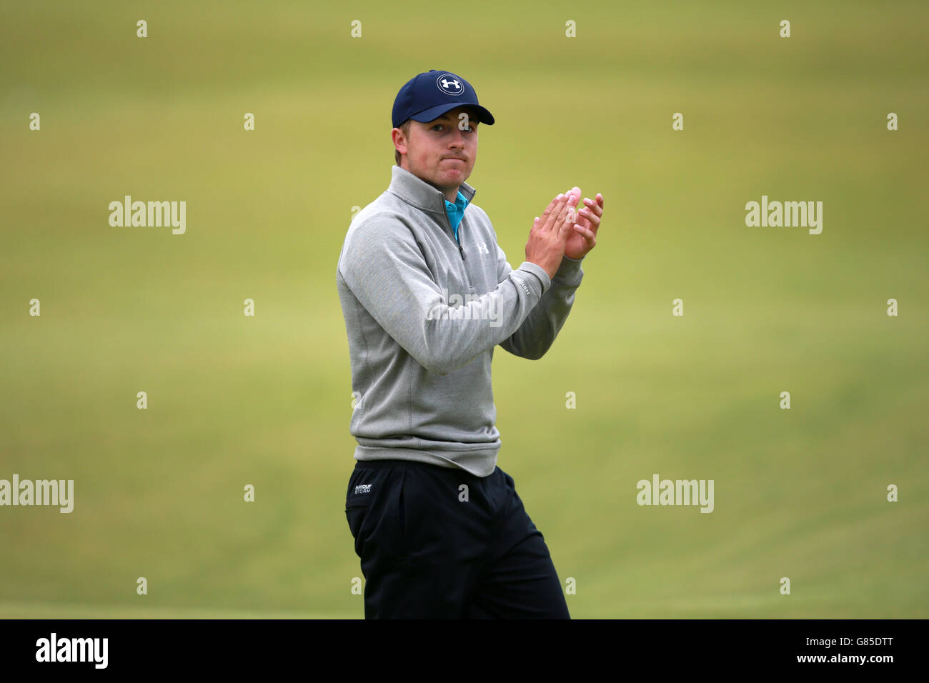 Il Jordan Spieth degli Stati Uniti applaude gli spettatori nonostante la sua deiezione il 18° giorno, durante il quinto giorno dell'Open Championship 2015 a St Andrews, Fife. Foto Stock