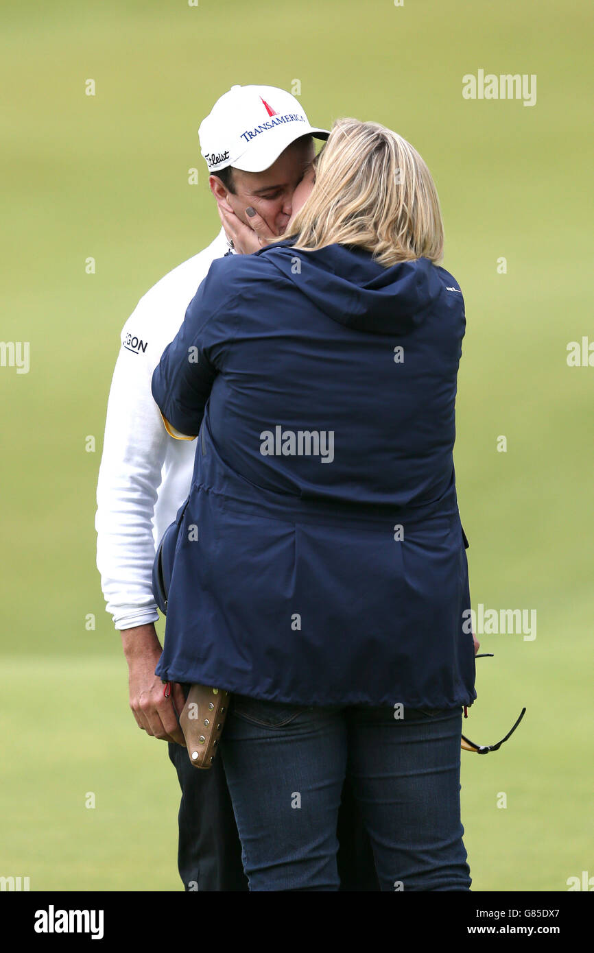 Zach Johnson degli Stati Uniti si congratula con sua moglie Kim, con un bacio mentre celebra la sua vittoria durante il quinto giorno del Campionato Open 2015 a St Andrews, Fife. Foto Stock