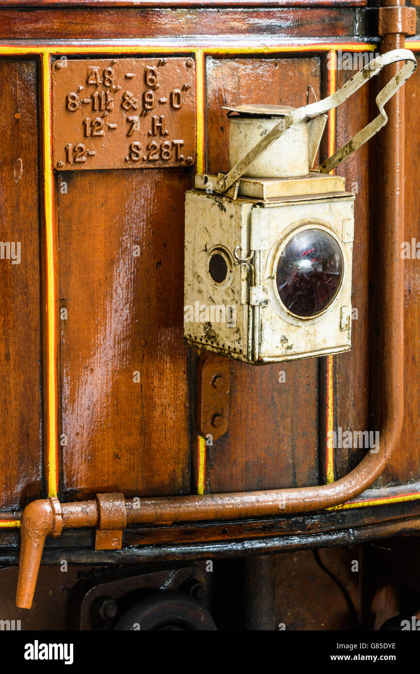 Una lampada di coda montato nella parte posteriore di un teak LNER carrello ferroviario Foto Stock