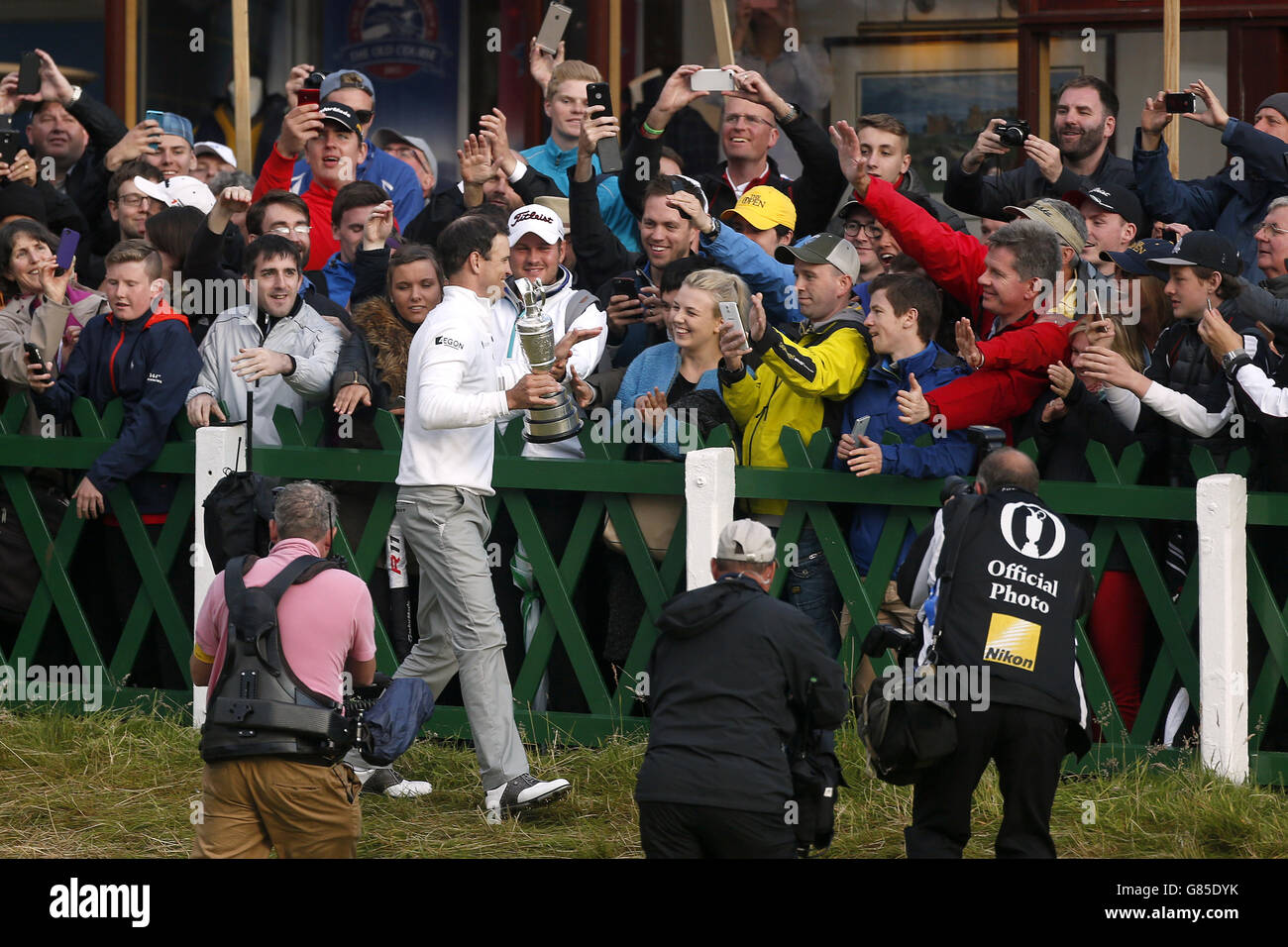Lo Zach Johnson degli Stati Uniti è accolto dagli spettatori mentre festeggia con la caraffa Claret dopo il quinto giorno dell'Open Championship 2015 a St Andrews, Fife. Foto Stock