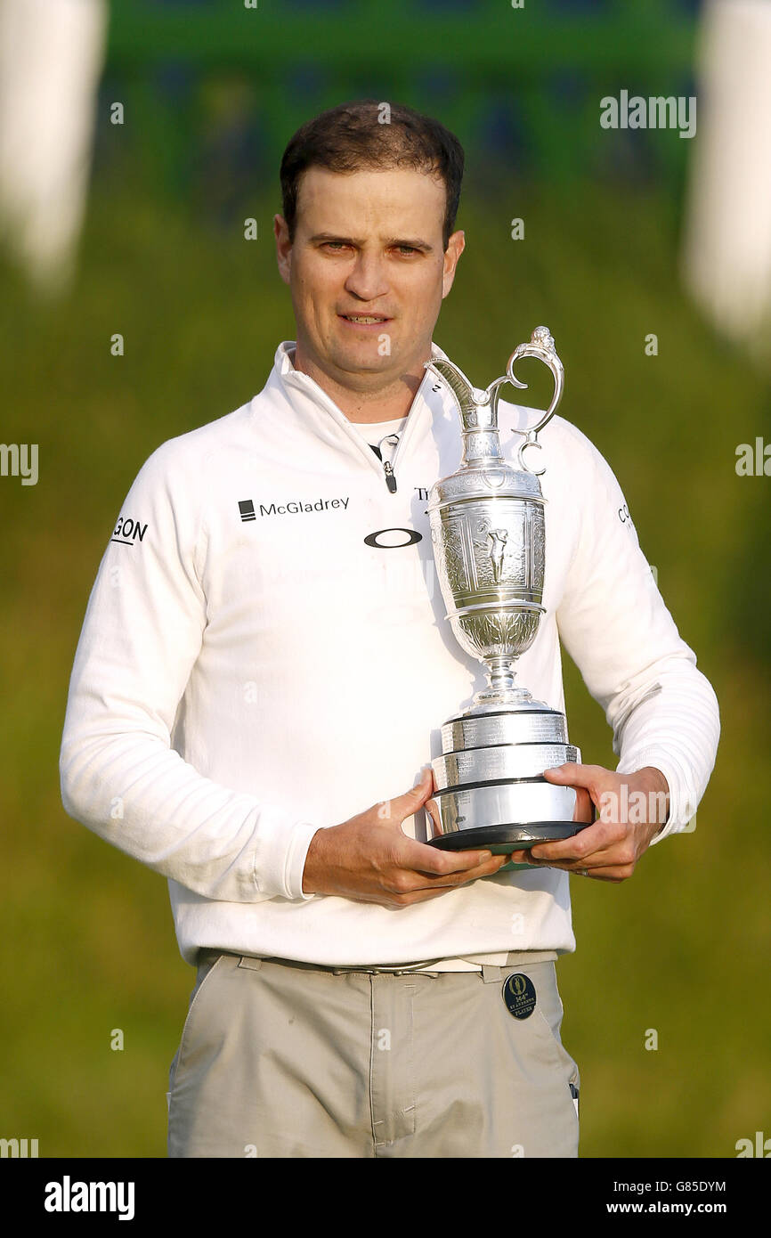 Lo Zach Johnson degli Stati Uniti festeggia con la caraffa Claret dopo il quinto giorno dell'Open Championship 2015 a St Andrews, Fife. Foto Stock