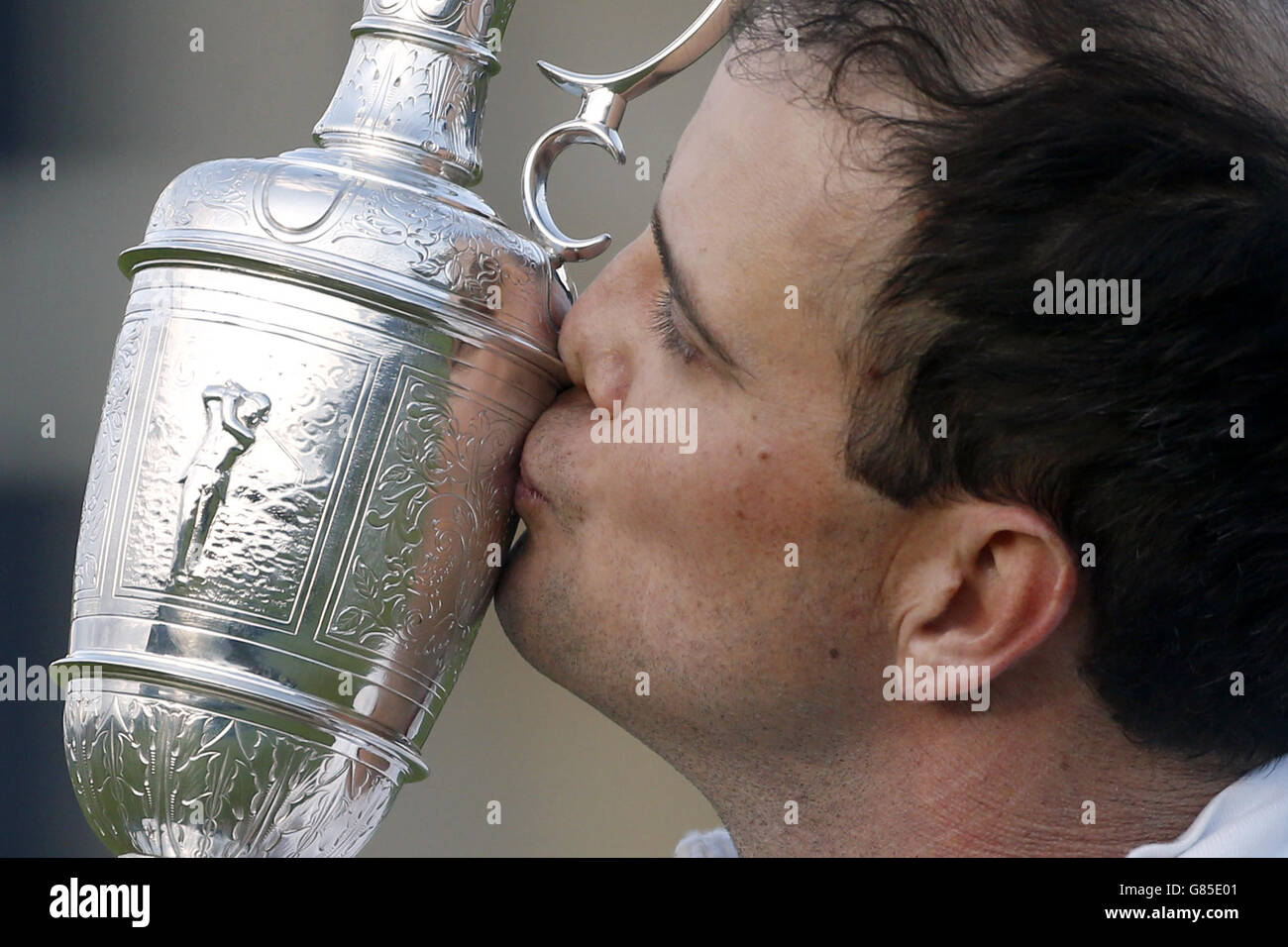 USA's Zach Johnson celebra baciando la brocca Claret dopo il quinto giorno dell'Open Championship 2015 a St Andrews, Fife. Foto Stock