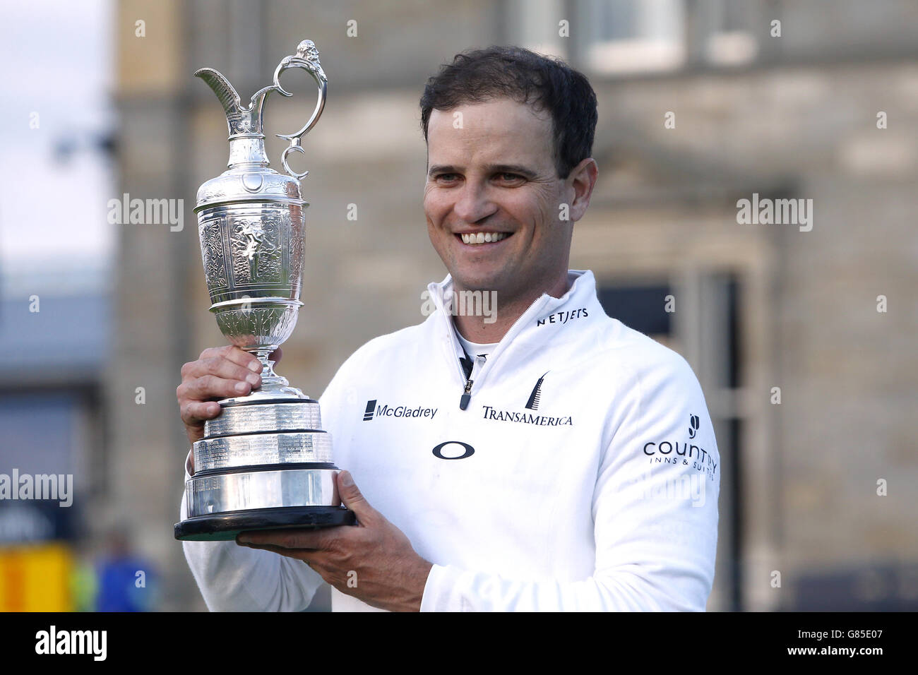 Golf - il Campionato Open 2015 - giorno cinque - St Andrews. Zach Johnson, USA, celebra baciando la caraffa di Claret dopo il quinto giorno dell'Open Championship 2015 a St Andrews, Fife. Foto Stock