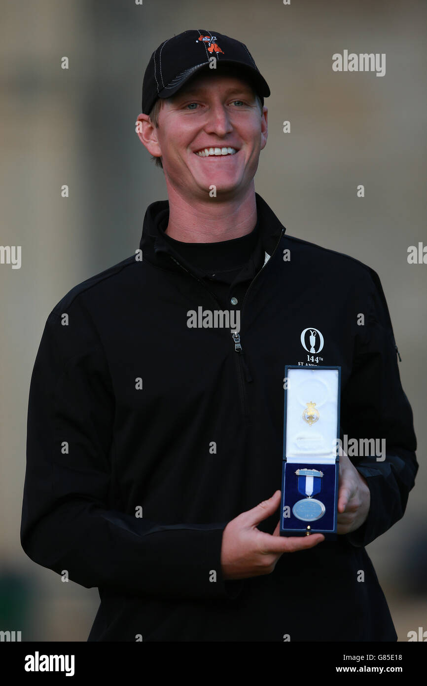 USA's Jordan Niebrugge con il premio per i migliori dilettanti dopo l'Open Championship a St Andrews, Fife. Foto Stock