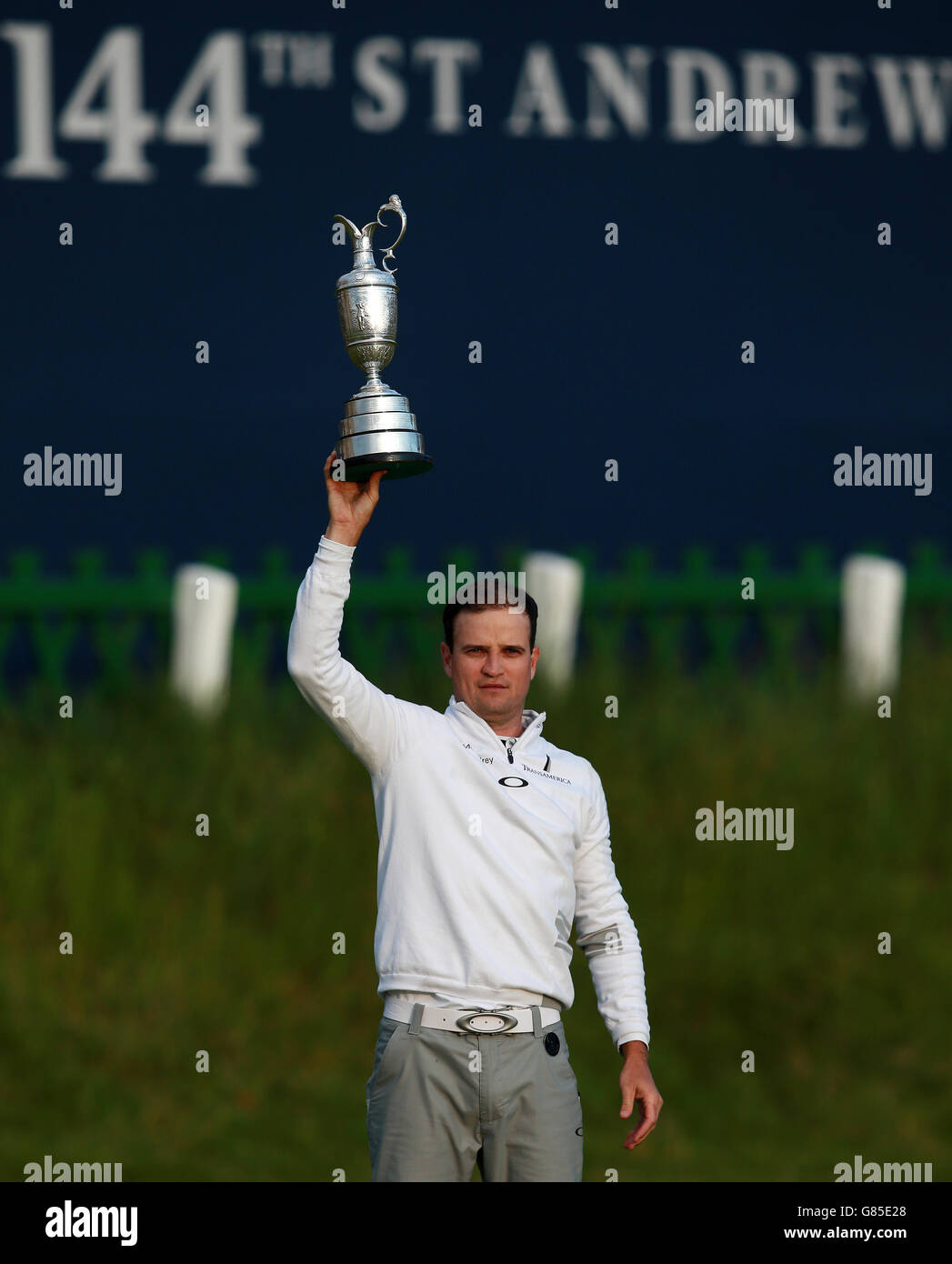 USA's Zach Johnson festeggia dopo aver vinto l'Open Championship a St Andrews, Fife. Foto Stock