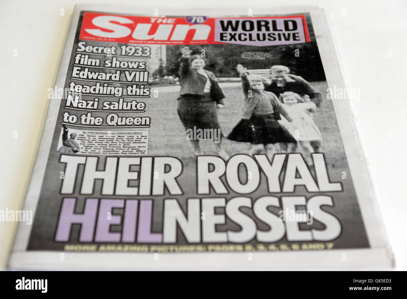Il quotidiano Sun pubblicò una copertina con una foto della Regina Elisabetta di Gran Bretagna da bambino che salutò con la famiglia il 18 luglio 2015. Foto Stock