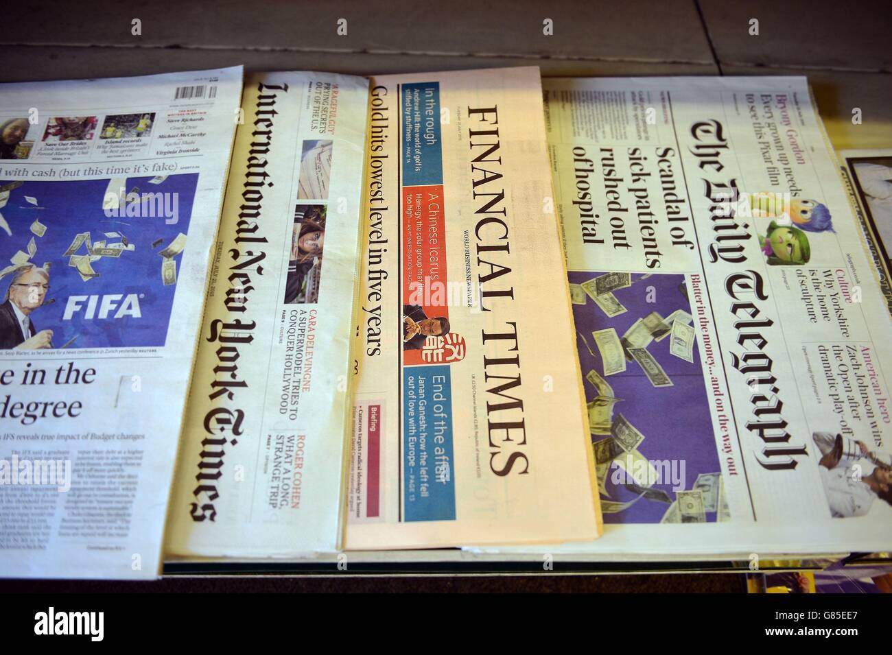 La prima copertina del giornale del Financial Times in vendita presso  un'edicola nel centro di Londra, come riferisce che i proprietari del  Financial Times stanno considerando di vendere il giornale Foto stock -