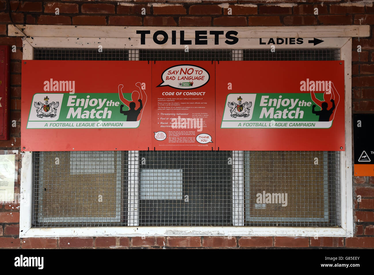 Calcio - Pre Season friendly - Exeter City / AFC Bournemouth - St James Park. Vista generale di un cartello che mostra il codice di condotta parte della campagna Entra la partita al St James' Park, sede di Exeter City Foto Stock