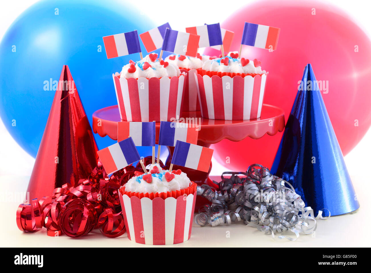 Felice il giorno della Bastiglia tortine in rosso e bianco e blu di impostazione di partito. Foto Stock