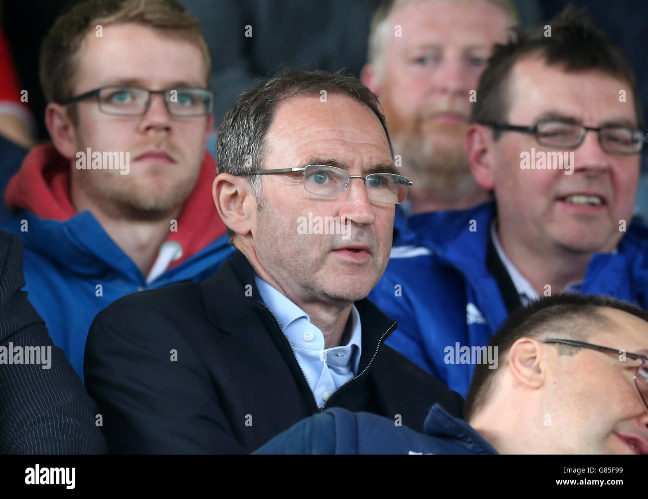 Il manager della Repubblica d'Irlanda Martin o'Neill guarda dagli stand durante il secondo turno di qualificazione della UEFA Champions League, seconda tappa, a Oriel Park, Dundalk. Foto Stock