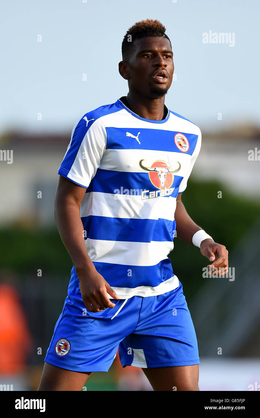 Calcio - Pre Season friendly - Bristol Rovers v Reading - Memorial Stadium. Aaron Tshibola, lettura Foto Stock