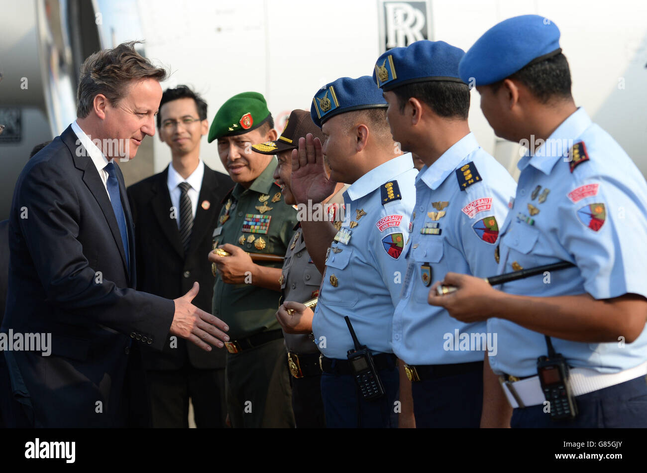 Il primo Ministro David Cameron (a sinistra) arriva a Jakarta, Indonesia, il primo giorno di una visita di quattro giorni nel sud-est asiatico. Foto Stock