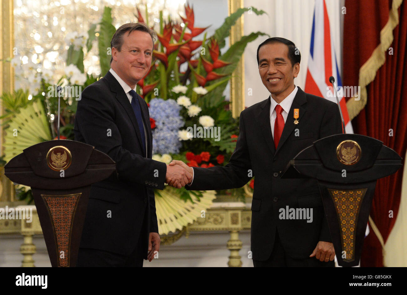 Il primo ministro David Cameron (a sinistra) tiene una conferenza stampa congiunta con il presidente indonesiano Joko Widodo al Palazzo Presidenziale di Giacarta il primo giorno di una visita di quattro giorni nel sud-est asiatico. Foto Stock