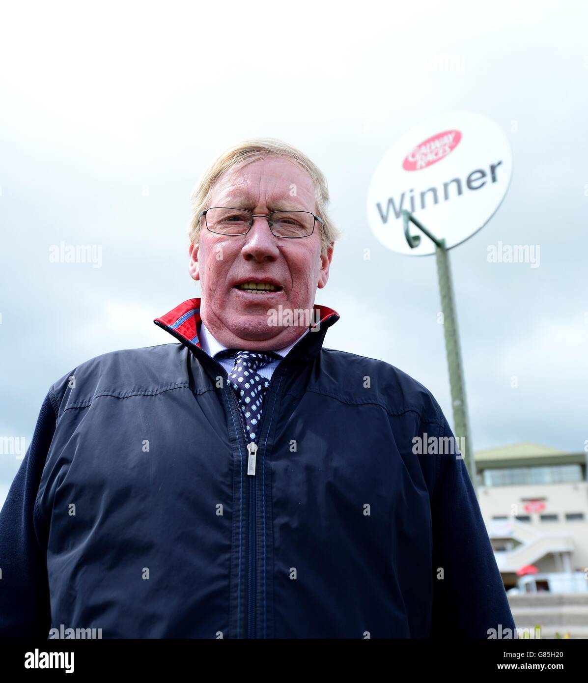 Direttore della pista John Moloney in servizio per il suo festival finale dopo 26 anni il giorno uno del Galway Festival a Galway Racecourse, Ballybrit. PREMERE ASSOCIAZIONE foto. Data immagine: Lunedì 27 luglio 2015. Guarda la storia di PA CHE REGOLA Galway. Il credito fotografico dovrebbe essere: Cavo PA Foto Stock