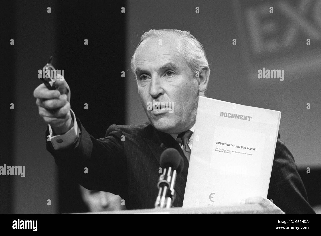Sir David Nickson, presidente della Confederazione dell'industria britannica, ha presentato un documento che ha invitato i delegati a leggere durante il suo discorso conclusivo al termine della conferenza annuale del CBI presso lo Scottish Exhibition and Conference Centre di Glasgow. Foto Stock