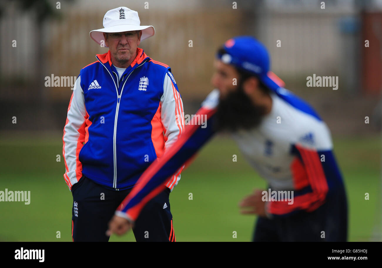 Inghilterra Head Coach Trevor Bayliss orologi bowler Moeen Ali a Edgbaston, Birmingham. Foto Stock