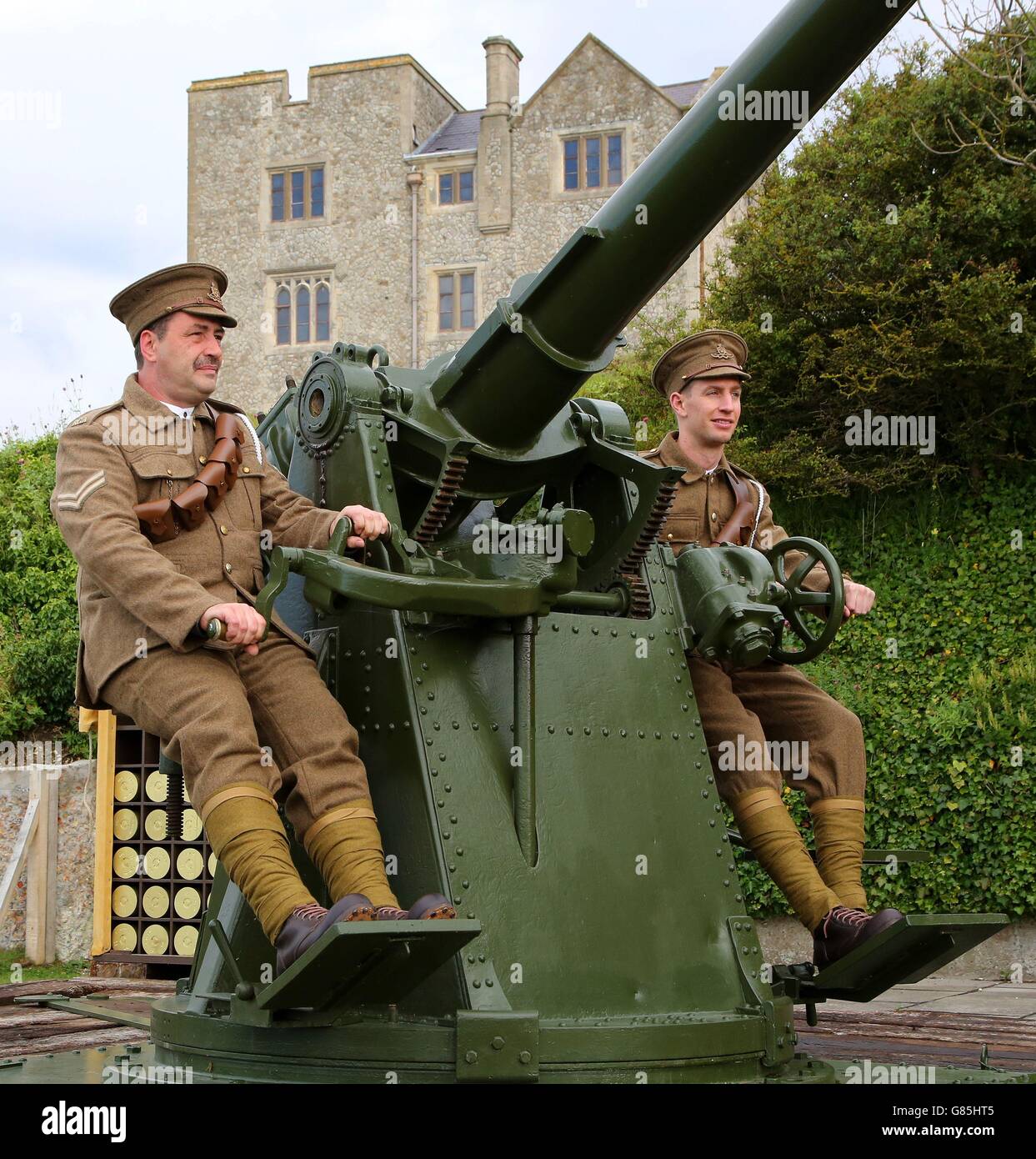 Una pistola anti-velivolo della prima guerra mondiale è preparata a sparare dai membri del gruppo britannico di armi da fuoco Phil Harper (a destra) e James Blincow (a sinistra) al Castello di dover nel Kent. Foto Stock