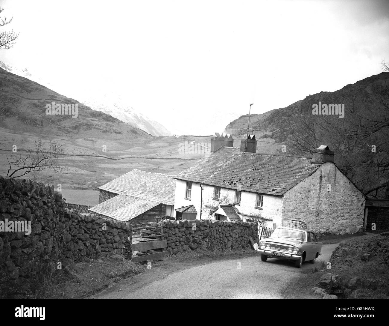 La fattoria di Blea Tarn, ai confini di Cumberland e Westmorland nel distretto lago. È stato immortalato dal poeta William Wordsworth come "The Lonely Cottage". Foto Stock