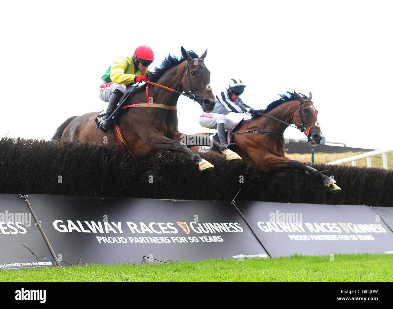 Galway 30-7-15 DIMENSIONAMENTO PLATINUM & Jonathan Burke (sinistra) salta l'ultimo a vincere il Guinnes Arpa novizio siepi dal rock del mondo & Barry Geraghty (destra)(www.HEALYRACING.IE) Foto Stock