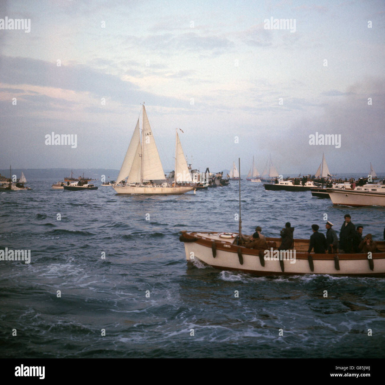 Sir Francis Chichester arriva a Plymouth dopo il suo giro del mondo solato viaggio a Gypsy Moth IV. Sir Francis ha trascorso quasi 220 giorni da solo in mare e ha attraversato l'Atlantico, Capo di buona speranza, il Pacifico e Capo Corno, 28,500 miglia di oceano pericoloso. Foto Stock