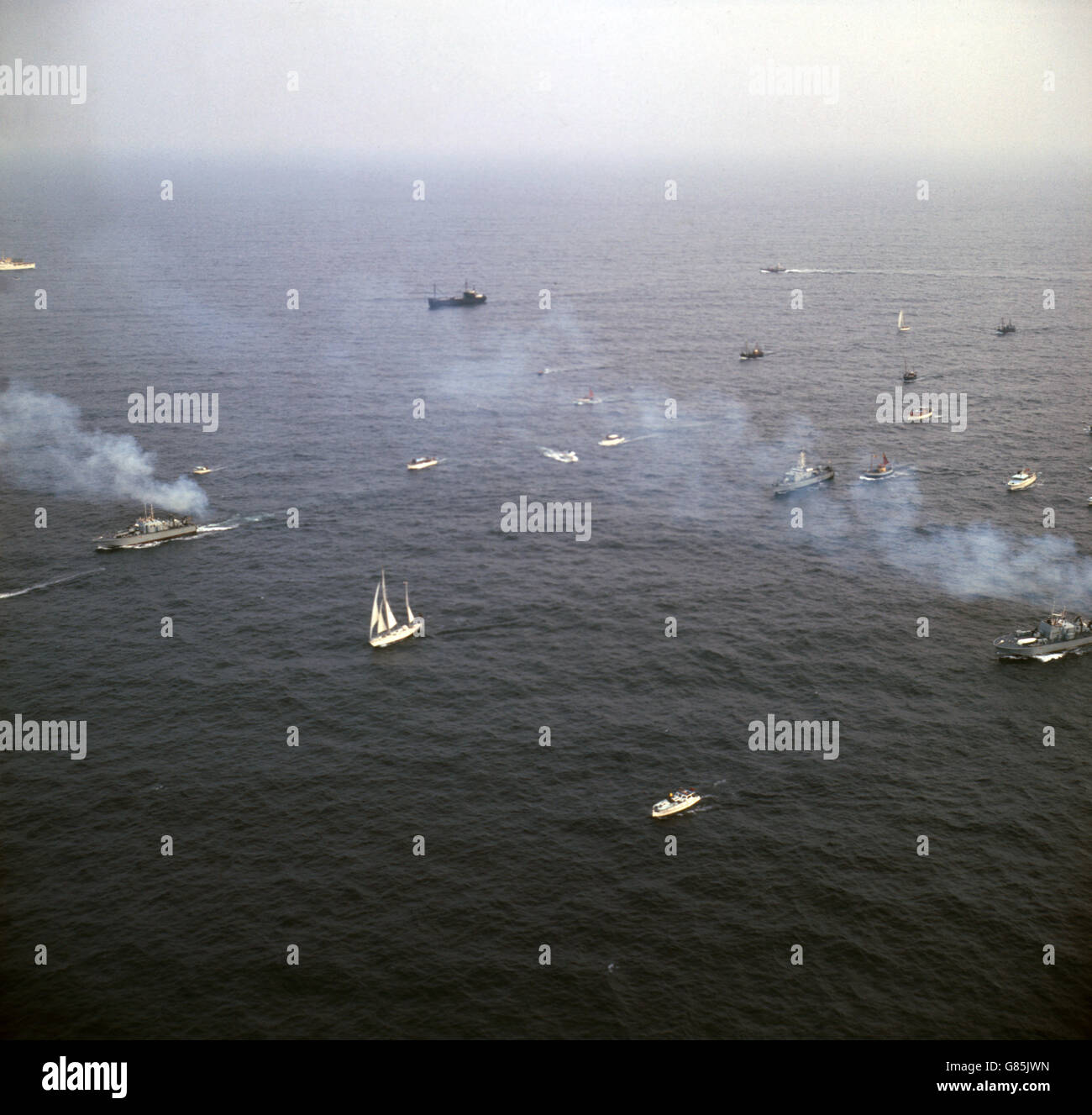 Una flottiglia di barche per dare il benvenuto a Sir Francis Chichester a Plymouth dopo il suo giro del mondo in viaggio soluto a Gipsy Moth IV Sir Francis ha trascorso quasi 220 giorni da solo in mare e ha attraversato l'Atlantico, Capo di buona speranza, il Pacifico e Capo Corno, 28,500 miglia di pericoloso oceano. Foto Stock