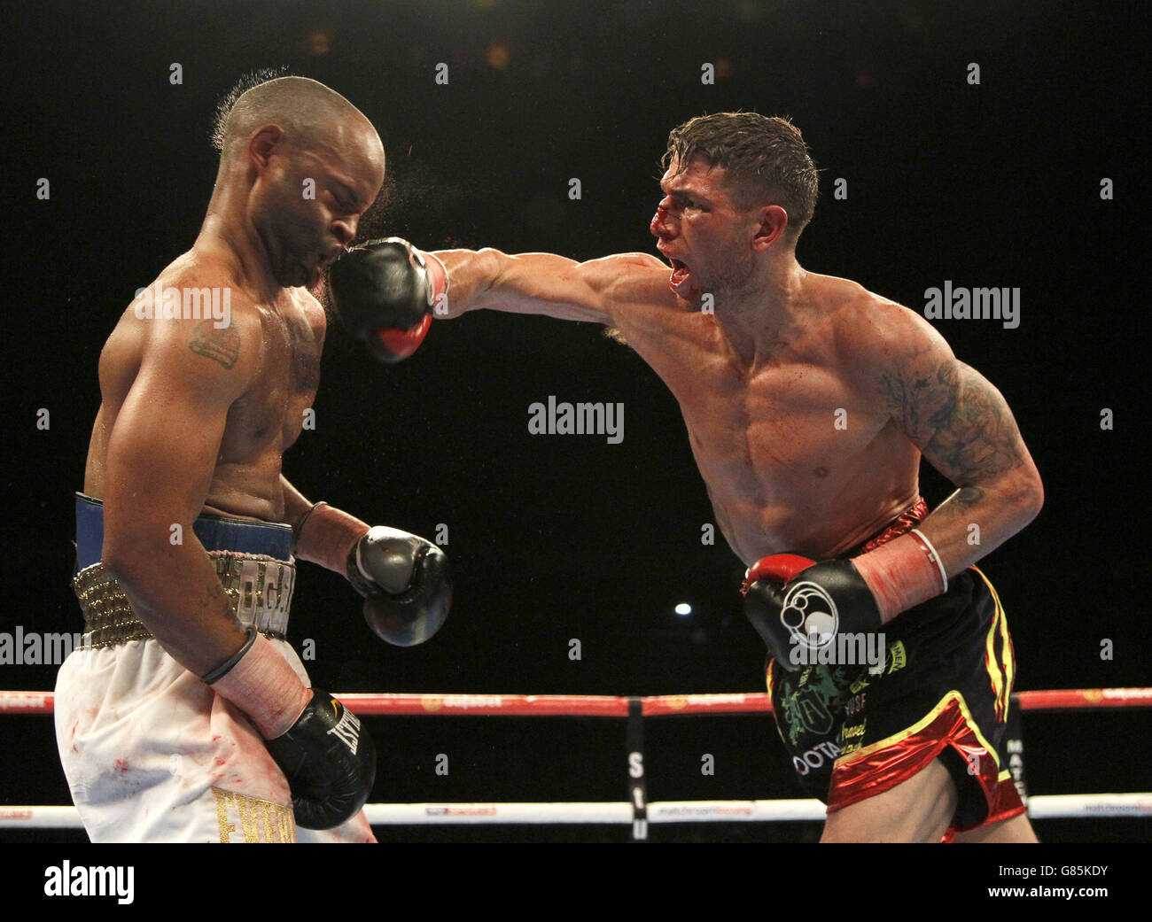 Brian Rose (a destra) in azione contro Carson Jones durante il concorso di pesi medi leggeri al KC Lighstream Stadium di Hull. Foto Stock