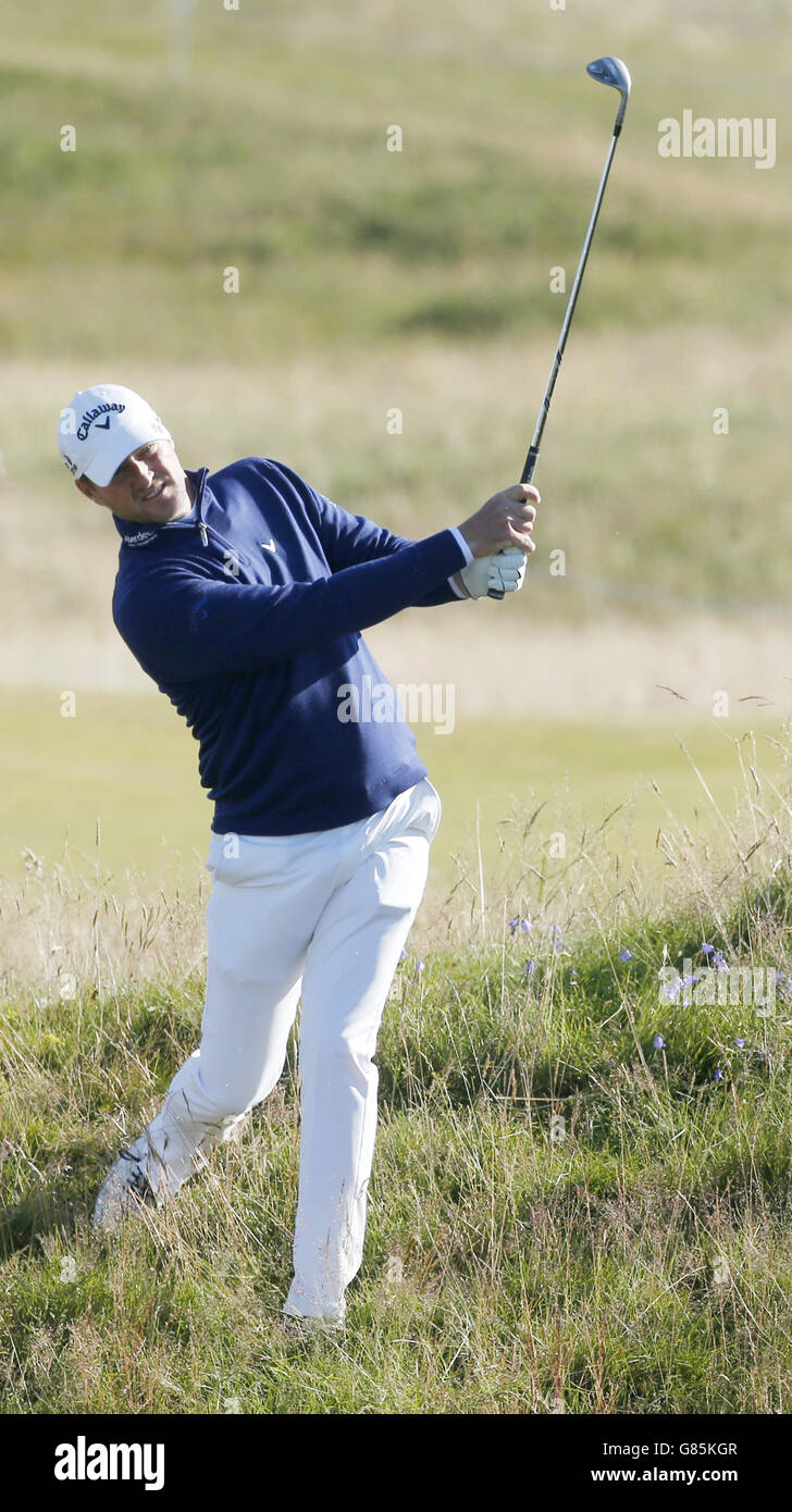 Marc Warren della Scozia sulla prima fairway durante il quarto giorno del Sautyre Energy Paul Lawrie Match Play al Murcar Links Golf Club, Aberdeen. PREMERE ASSOCIAZIONE foto. Data immagine: Domenica 2 agosto 2015. Vedere PA storia GOLF Murcar. Il credito fotografico dovrebbe essere: Danny Lawson/PA Wire. RESTRIZIONI: . Nessun uso commerciale. Nessuna falsa associazione commerciale. Nessuna emulazione video. Nessuna manipolazione delle immagini. Foto Stock