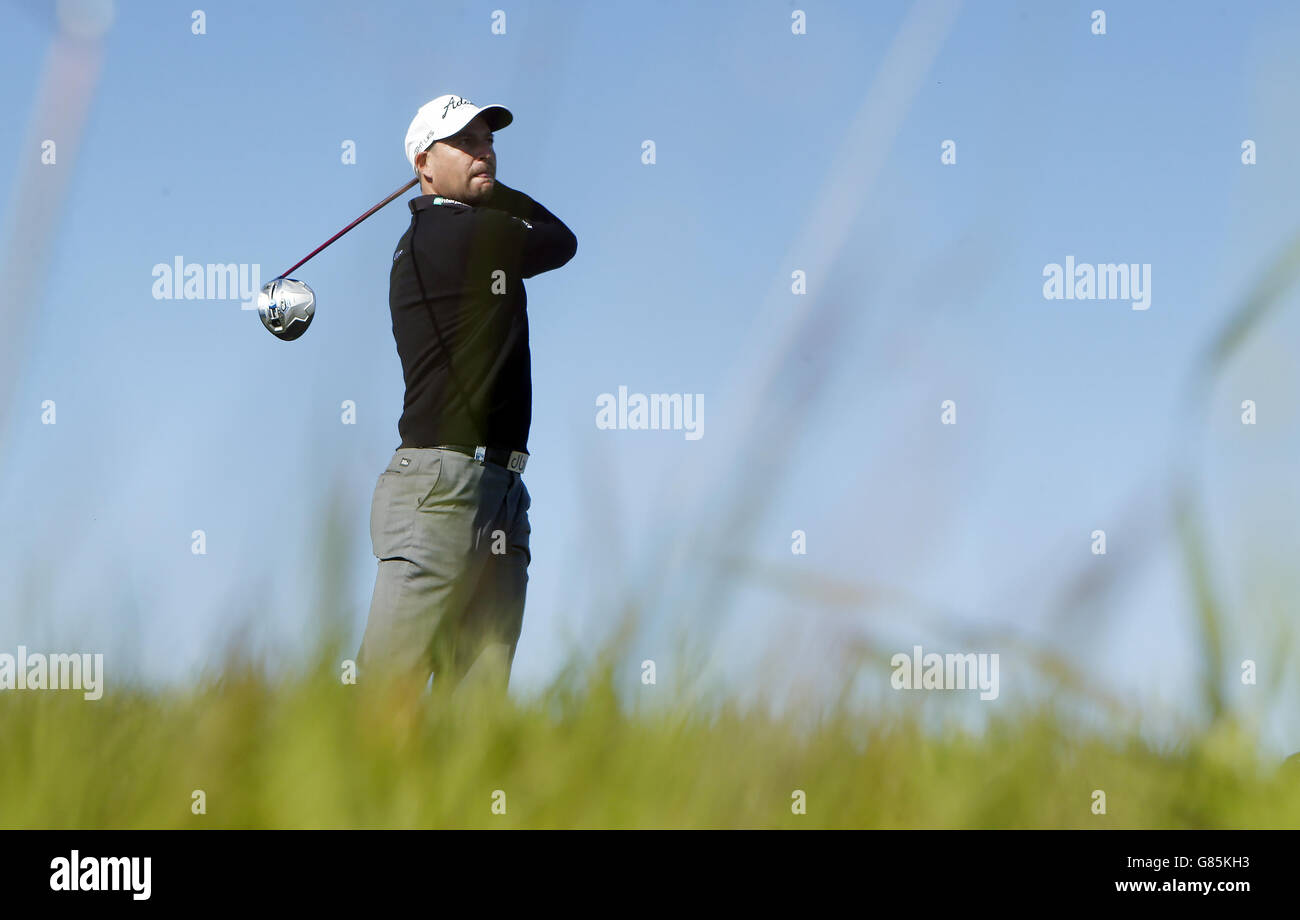 Inghilterra David Howell sulla seconda tee durante il quarto giorno del Sautyre Energy Paul Lawrie Match Play al Murcar Links Golf Club, Aberdeen. PREMERE ASSOCIAZIONE foto. Data immagine: Domenica 2 agosto 2015. Vedere PA storia GOLF Murcar. Il credito fotografico dovrebbe essere: Danny Lawson/PA Wire. RESTRIZIONI: . Nessun uso commerciale. Nessuna falsa associazione commerciale. Nessuna emulazione video. Nessuna manipolazione delle immagini. Foto Stock