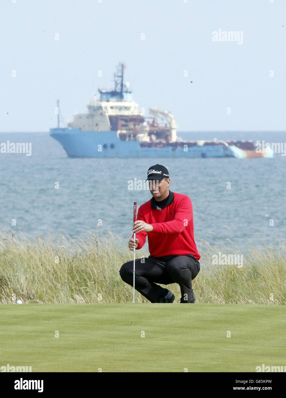 Robert Karlsson svedese sul 4° verde durante la finale del Sautyre Energy Paul Lawrie Match Gioca il 4° giorno del Sautyre Energy Paul Lawrie Match Play al Murcar Links Golf Club di Aberdeen. PREMERE ASSOCIAZIONE foto. Data immagine: Domenica 2 agosto 2015. Vedere PA storia GOLF Murcar. Il credito fotografico dovrebbe essere: Danny Lawson/PA Wire. RESTRIZIONI: Nessun uso commerciale. Nessuna falsa associazione commerciale. Nessuna emulazione video. Nessuna manipolazione delle immagini. Foto Stock