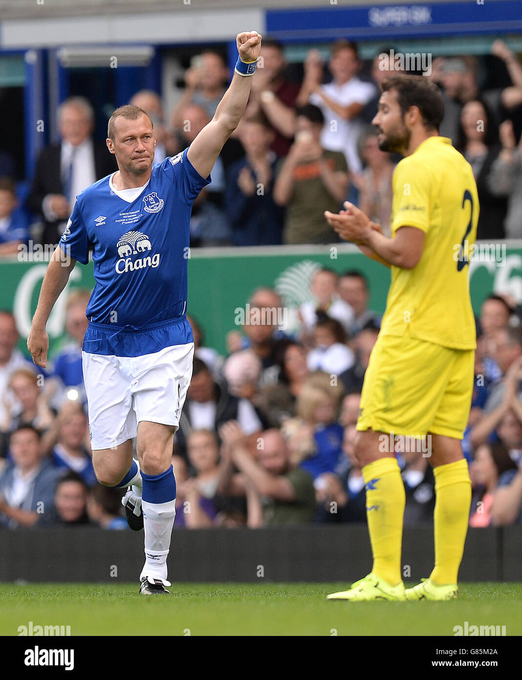 Calcio - Pre Season friendly - Everton v Villarreal - Goodison Park. Duncan Ferguson di Everton entra in campo per il suo gioco di testimonianze contro Villarreal Foto Stock