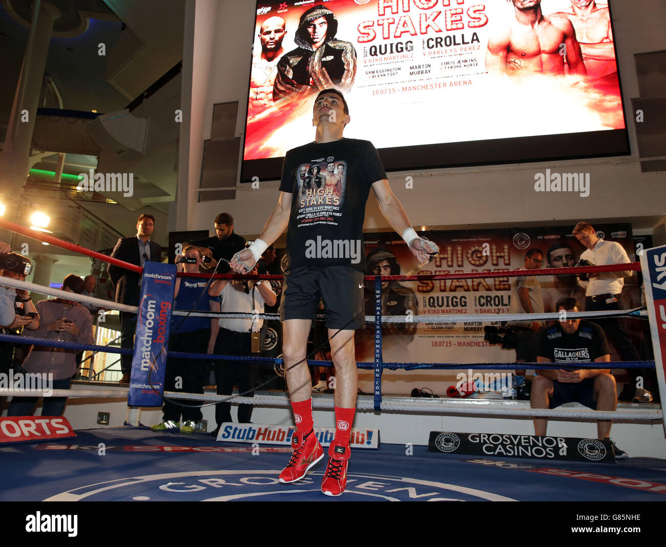 Pugilato - Scott Quigg e Anthony Crolla - intu Trafford Centre. Anthony Crolla si allena durante un allenamento pubblico allo intu Trafford Centre di Manchester . Foto Stock