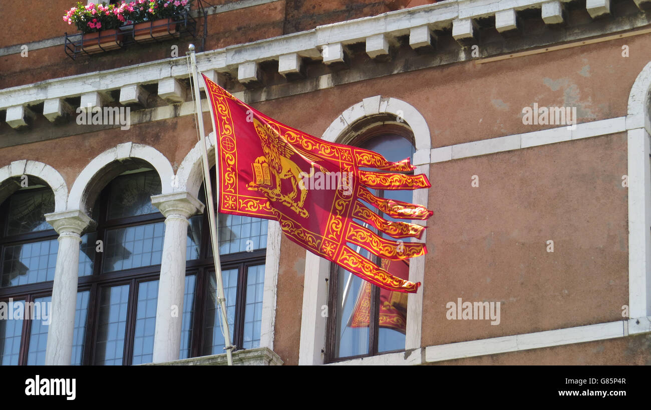 Venezia, Italia. Bandiera della Repubblica di Venezia in volo da un palazzo sul Canal Grande. Foto Tony Gale Foto Stock