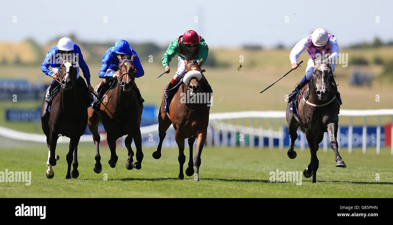 Amazing Maria (a destra) guidato da James Doyle va a vincere il Qipco Falmouth Stakes durante il giorno due del Festival di luglio a Newmarket Racecourse. Foto Stock