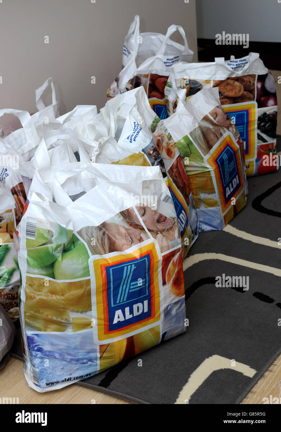 Aldi Australia shopping bags riempiti con negozio di generi alimentari Foto Stock