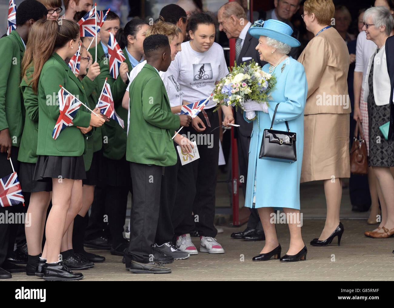 La regina Elisabetta II parla con gli alunni durante un tour della Sydney Russell School a Dagenham, a est di Londra. Foto Stock