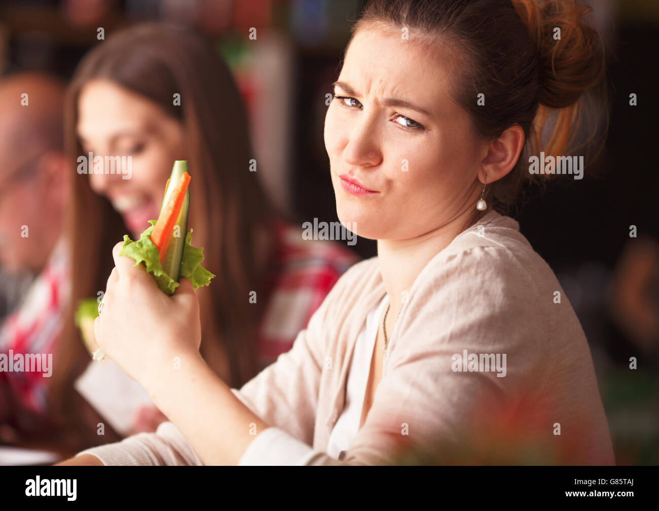 Ritratto di signora vegeratian in cafe Foto Stock