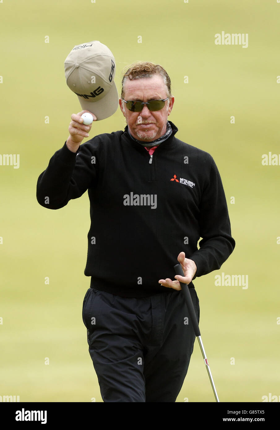 Il spagnolo Miguel Angel Jimenez riconosce gli applausi durante il primo giorno del Campionato aperto 2015 a St Andrews, Fife. Foto Stock