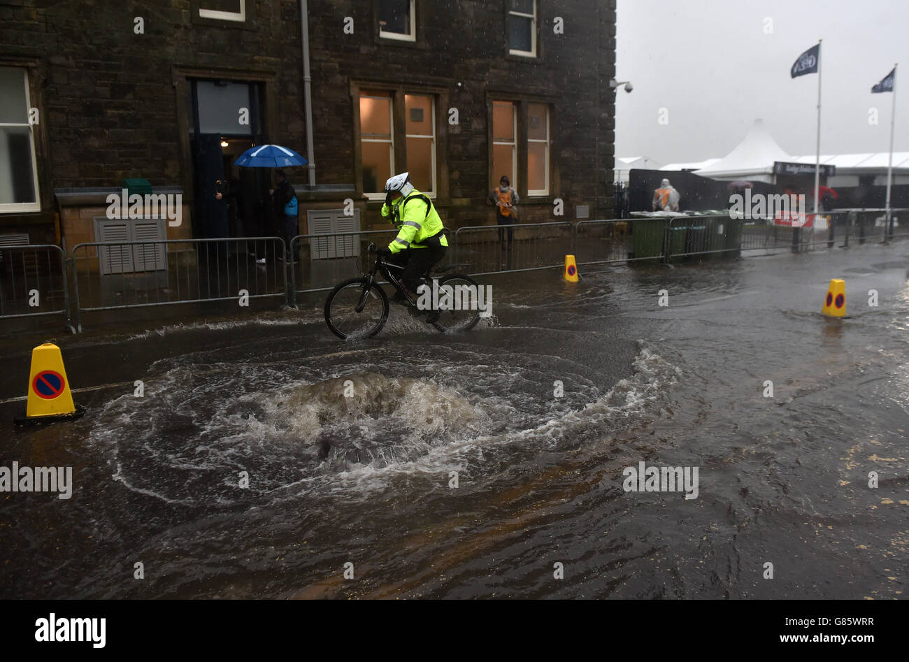 Il personale addetto alla sicurezza attraversa l'acqua fuori St Andrews, Fife. Foto Stock