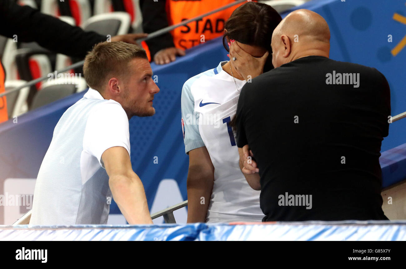 L'Inghilterra del Jamie Vardy con la propria moglie Rebecca, che appare sconsolato, durante il turno di 16 corrispondono a Stade de Nice, Nice, Francia. Foto Stock